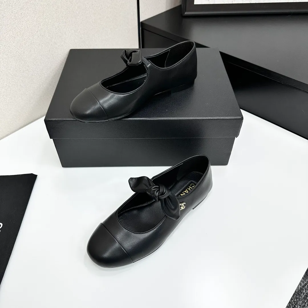 👟👟Ex-factory price 480👟👟 Chanel 25C Early Spring Mary Jane Shoes Series This season’s shoes are all great! The pure black Mary Jane is very comfortable on the feet and the upper leather is also very soft, so you don’t have to worry about rubbing your feet. The bunny ears are also very cute, and the black and white color matching and black fabric cover are very nice. Upper cowhide, inner sheepskin, leather outsole Size: 35-39 40/41 customized